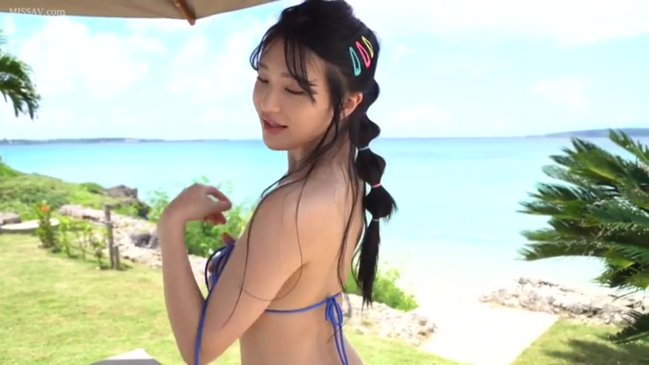 含情脉脉 · 肩部特写 · 发夹 · 蓝色比基尼 · 度假胜地 · 阳光充足