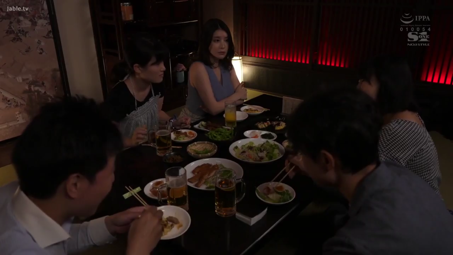 社交表情 · 格子衫 · 包间 · 啤酒杯 · 暖色调灯光