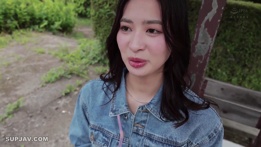 坐姿 · 自然 · 中近景 · 凝视 · 牛仔外套 · 户外公园