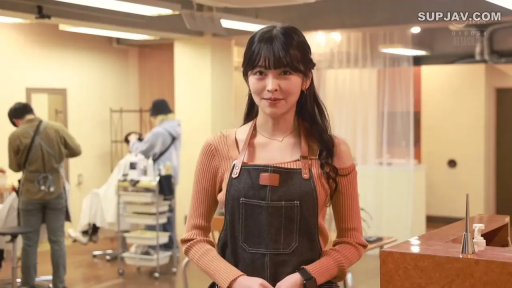 站立 · 微笑 · 面对镜头 · 半身 · 围裙 · 手表 · 理发店