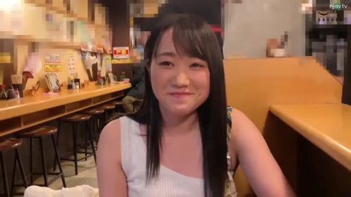 坐姿 · 脸部特写 · 微笑 · 白色背心 · 餐厅 · 看向镜头 · 吧台 · 黑长直