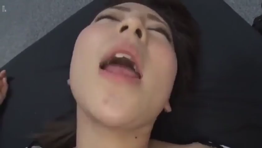 室内 · 脸部特写 · 仰卧 · 呻吟 · 高潮脸 · 吊带 · 亚洲