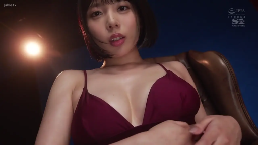 室内 · 胸部特写 · 微张嘴唇 · 深红色吊带内衣