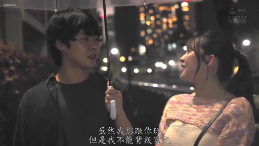 户外夜景 · 人物の横顔クローズアップ · 透明雨伞 · 字幕对话 · 交流互动 · 女士针织罩衫