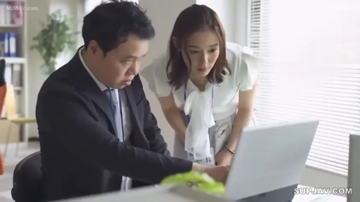 认真 · 办公室 · 系领带 · 两人上半身特写 · 工牌挂绳 · 百叶窗