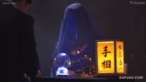 占卜摊位 · 昏暗灯光 · 无法辨认 · 写有“手相”字样的灯箱 · 带有金属装饰的深蓝色服饰 · 占卜场景中景