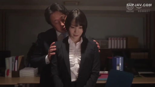 办公室 · 昏暗灯光 · 两人上半身特写 · 男人一脸严肃 · 女性身穿职业西装外套和白色衬衫