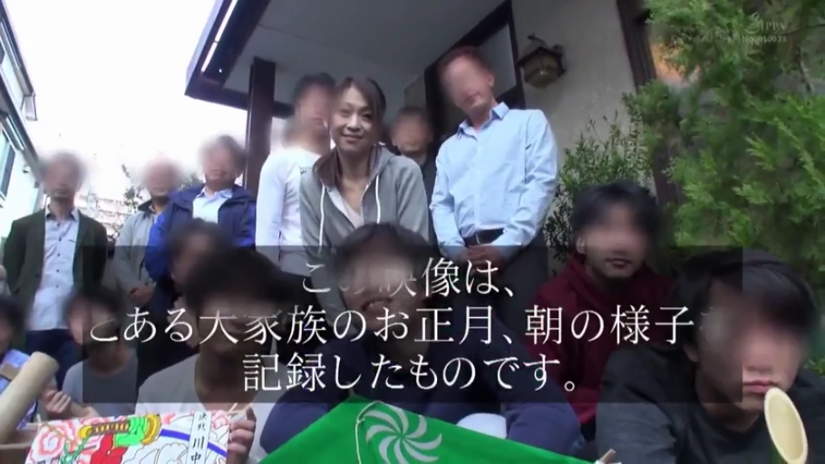 微笑 · 住宅门口 · 多人马赛克 · 连帽卫衣 · 女子面部特写 · 新年装饰物