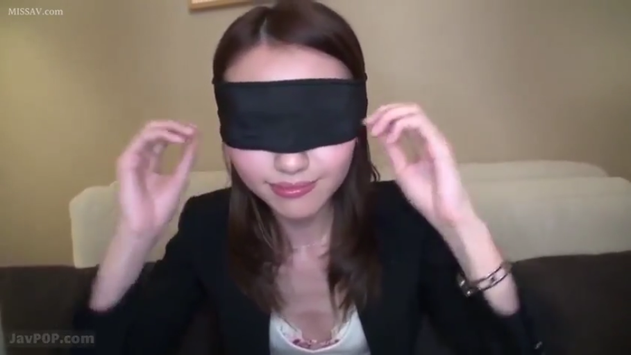 リビング · 微笑 · 手腕特写 · 眼罩 · 黑色西装外套