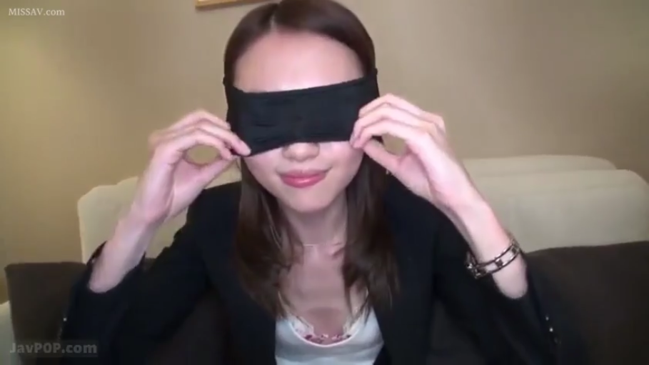 双手动作特写 · 卧室 · 期待感 · 黑色眼罩 · 白色低胸内搭