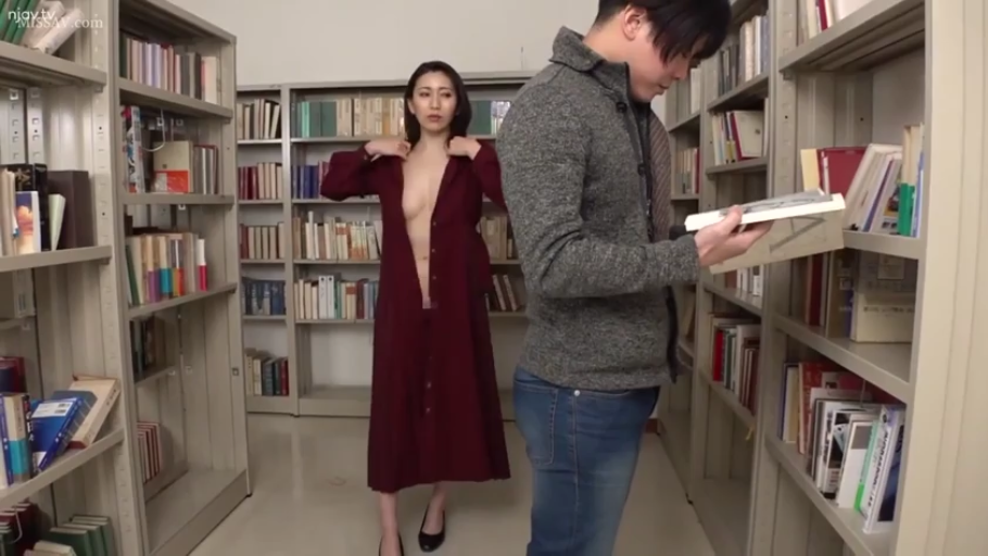书籍 · 深红色长裙 · 图书馆 · 书架排布 · 女子胸部特写 · 女子神情淡定