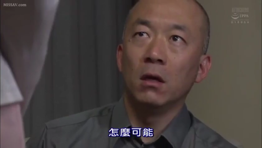 室内 · 坐姿 · 面部特写 · 衬衫 · 凝视 · 震惊 · 秃头