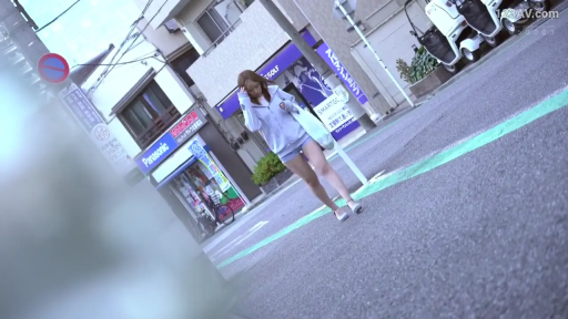 全身 · 休闲装 · 街道 · 平淡 · 走姿 · 走路 · 单肩包 · 街拍