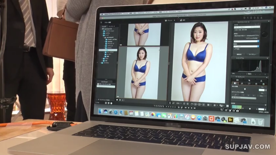 照相软件 · 摄影棚 · 蓝色内衣套装 · 电脑屏幕画面 · 模特羞涩表情 · 显示器界面