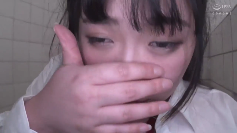 眼睛特写 · 白色衬衫 · 泪眼婆娑 · 厕所 · 泪水