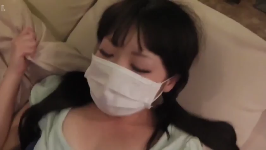 口罩遮脸 · 床上 · 沉醉 · 口罩 · 无 · 白色医用口罩 · 性交中