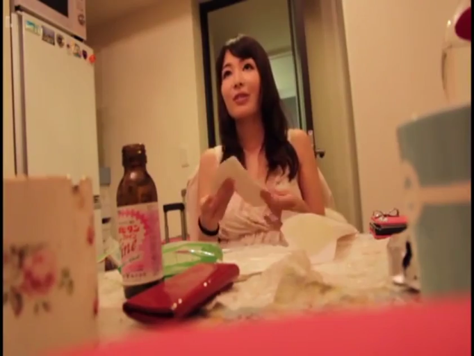 坐姿 · 自然 · 半身 · 居家 · 厨房 · 聊天 · 药瓶 · 浅色吊带裙