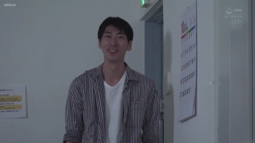 房间 · 脸部特写 · 放松 · 白色T恤 · 日历 · 无
