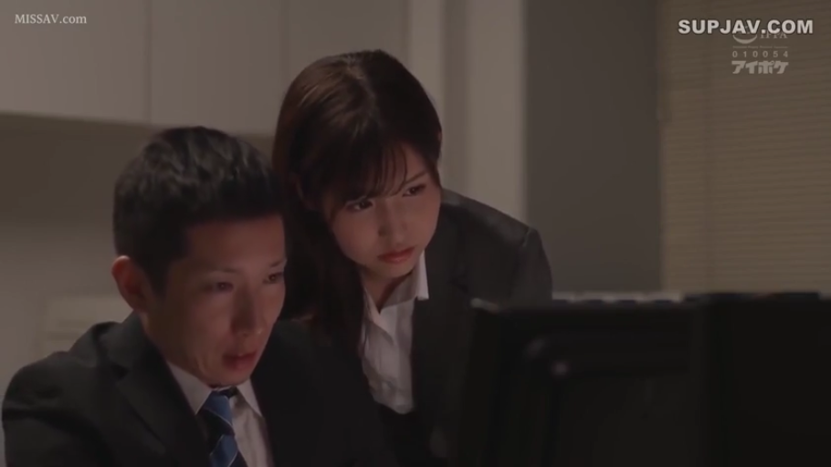 若有所思 · 办公室 · 职业套装 · 领带 · 人物面部近景