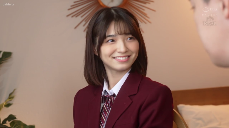 室内 · 含情脉脉 · 酒红色校服西装 · 面部特写