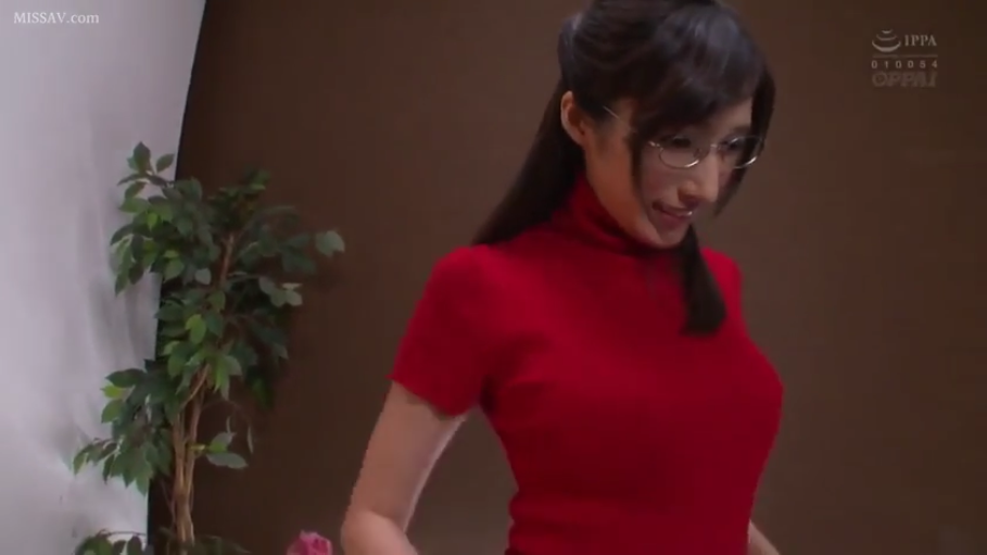 室内 · 站立 · 半身 · 红色高领短袖毛衣