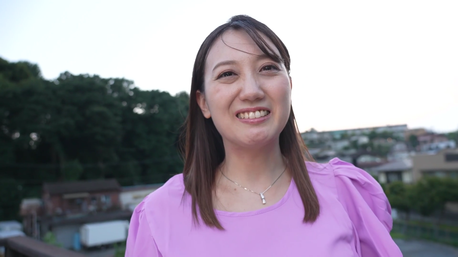 面部 · 微笑 · 对视 · 户外 · 正面 · 紫色上衣