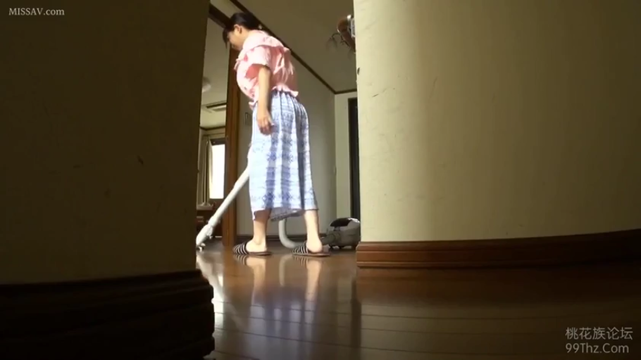 走廊 · 印花长裙 · 吸尘器 · 低机位视角