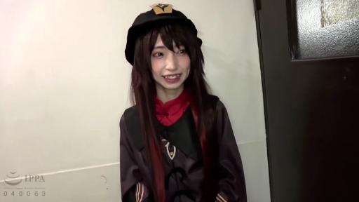 室内 · 站姿 · 微笑 · 半身 · 注视镜头 · 原神 · 胡桃COS服 · 角色帽子