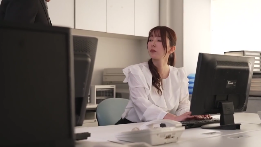 坐姿 · 专注 · 办公室 · 白衬衫 · 电脑 · 半身 · 办公 · 职场