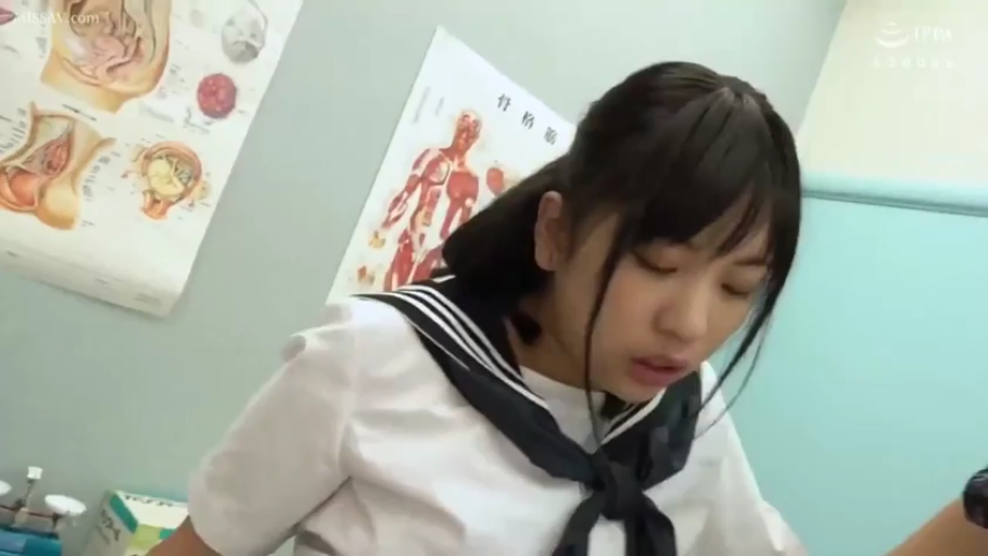 水手服 · 微闭双眼 · 校医室 · 无 · 脸部中景特写 · 背景墙上有解剖图