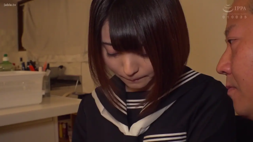 室内 · 坐姿 · 面部特写 · 水手服