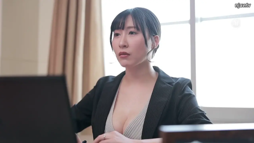 专注 · 人物面部特写 · 办公室 · 电脑 · 深V浅色内搭
