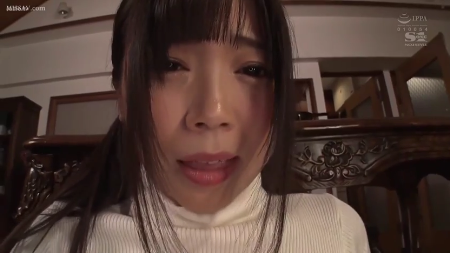 室内 · 高潮前夕 · 脸部表情特写 · 白色高领针织衫 · 面色红润