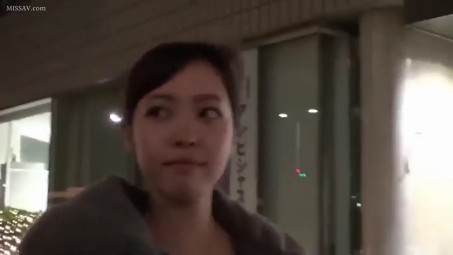 脸部特写 · 站立 · 平静 · 夜景 · 室外街道 · 张望 · 深色大衣