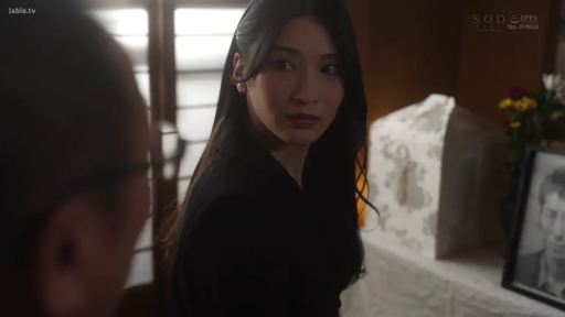 室内 · 面部特写 · 黑色套装