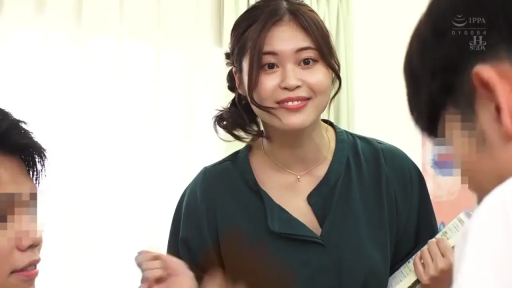 室内 · 站立 · 微笑 · 面部特写 · 书籍 · 交流 · 盘发 · 墨绿色衬衫