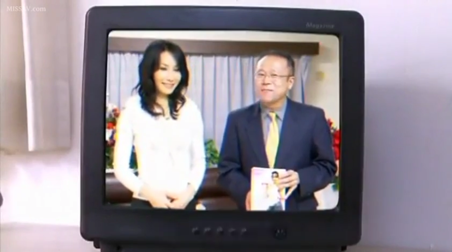 演播室 · 微笑 · 杂志 · 男性穿西装系领带 · 电视机屏幕内容特写