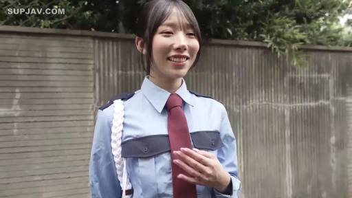 站立 · 微笑 · 半身 · 户外 · 整理衣物 · 亚洲女性 · 保安制服