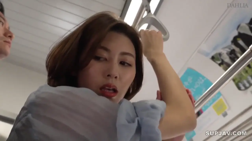 疑惑 · 浅蓝色衬衫 · 地铁车厢 · 地铁拉环 · 女性面部半侧面