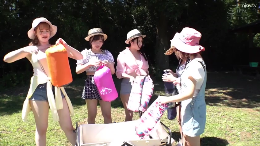 站立 · 全景 · 自然 · 多人 · 户外 · 整理物品 · 睡袋 · 休闲夏装