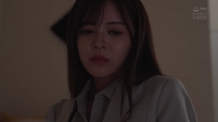 卧室 · 眼神特写 · 昏暗灯光 · 职场西装 · 低垂眼帘
