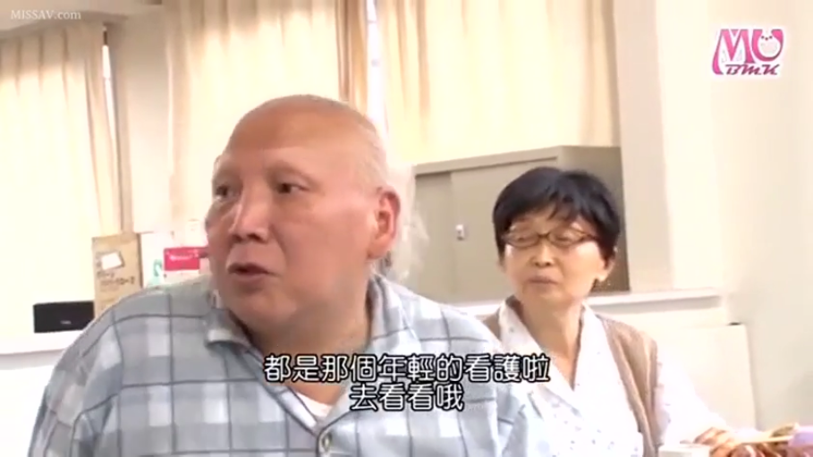 格子衬衫 · 室内 · 坐姿 · 交谈 · 脸部特写 · 自然 · 窗帘 · 老人