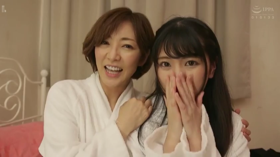 卧室 · 面部特写 · 白色浴袍 · 相互依偎