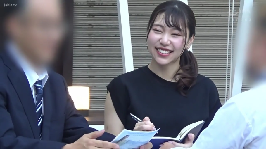 办公室 · 职业化表情 · 黑色短袖上衣 · 笔记本 · 女性面部特写 · 画面中有马赛克处理的男性