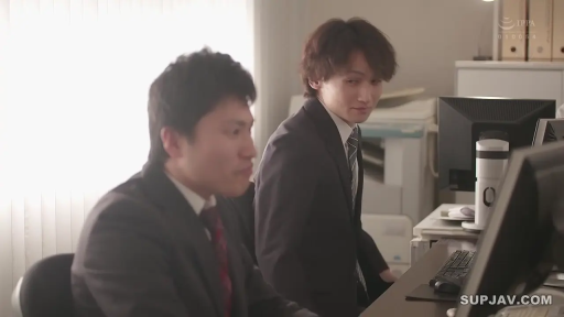 偷笑 · 领带 · 办公室 · 两人面部特写 · 西装