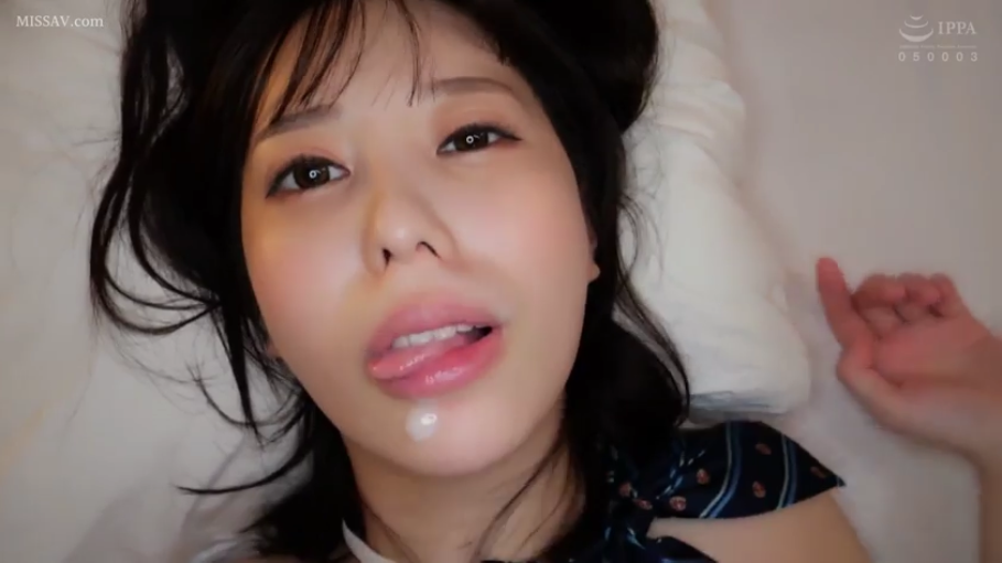 室内 · 脸部特写 · 陶醉 · 成人内容 · 躺姿 · 学生装 · 白色液体 · 伸出舌头