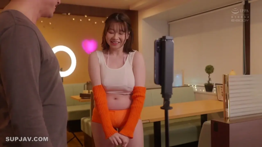 房间 · 娇羞 · 手机支架 · 橙色护臂 · 女子上半身特写 · 背景有心形装饰灯