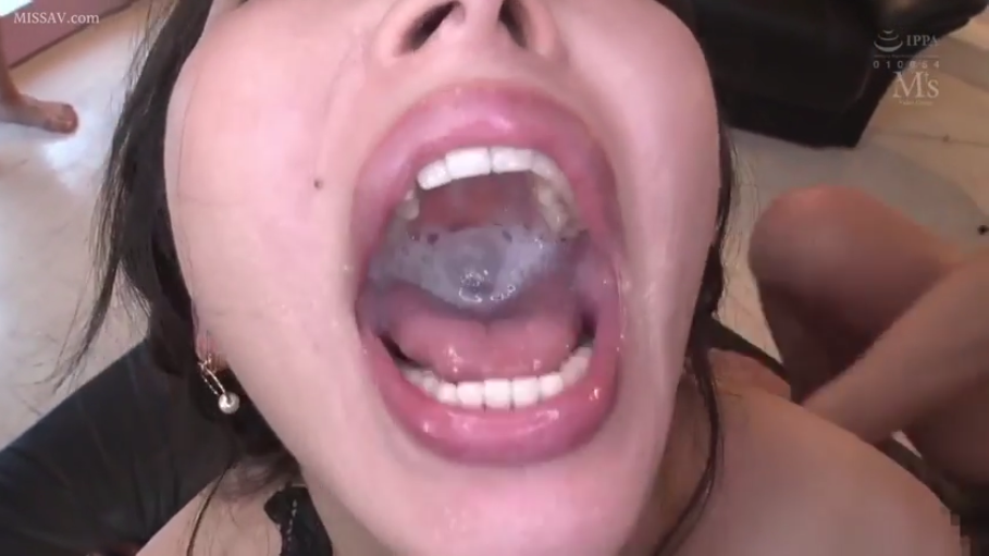 室内 · 黑色蕾丝内衣 · 张口状态 · 口腔内部特写 · 口内射精 · 大量粘稠精液