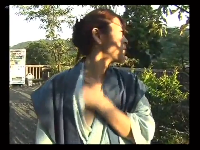 温泉旅馆附近 · 日式浴衣 · 树木遮挡 · 自然神态 · 头部及肩颈特写