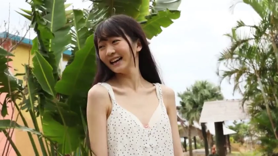 上半身 · 长发 · 灿烂笑容 · 欢笑 · 白色波点吊带背心 · 户外热带园林 · 站立转头